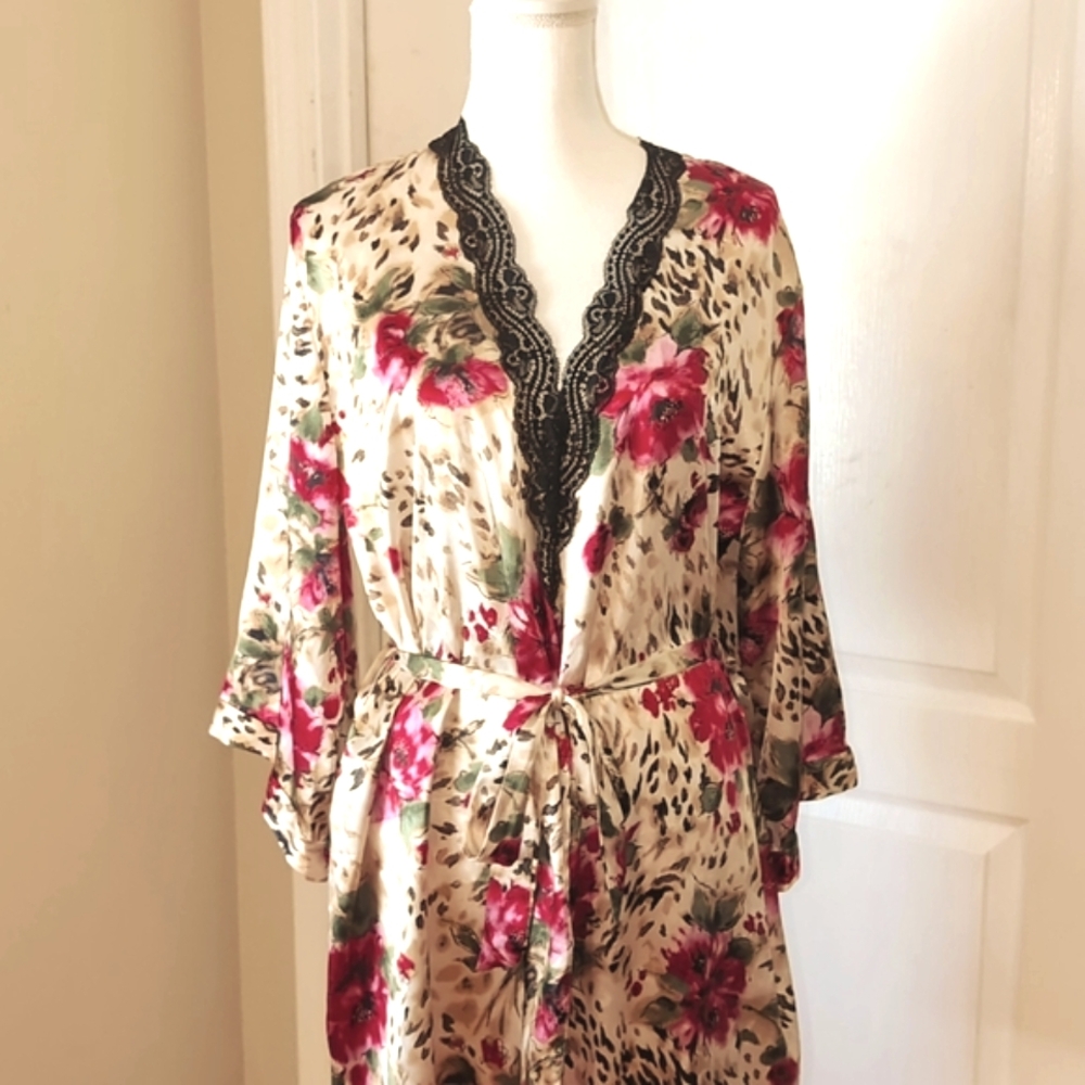 Secret Treasures Satin Luxe Kimono Style Floral BathRobe. Size Medium